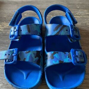 Vibrant Blue Camouflage Kids Sandals size 7/8